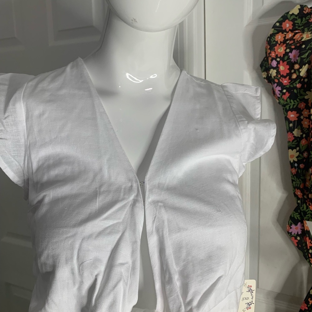 Poof NY NWT Floral top short sleeves white tie waisted size Small